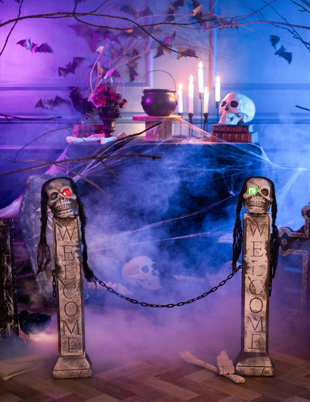 Postavitev v strašljivo vzdušje z osvetljeno dekoracijo vhodne strani grobnice halloween