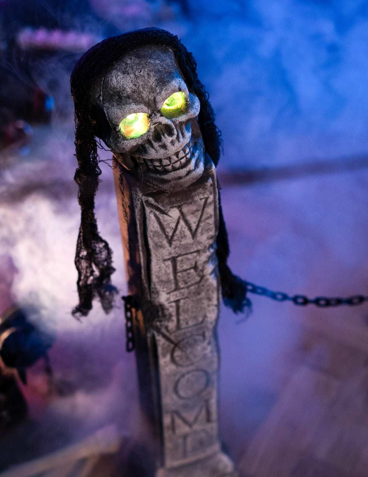 Podrobnost napisa Welcome in lobanje svetleče dekoracije izložbene fasade grobnice halloween