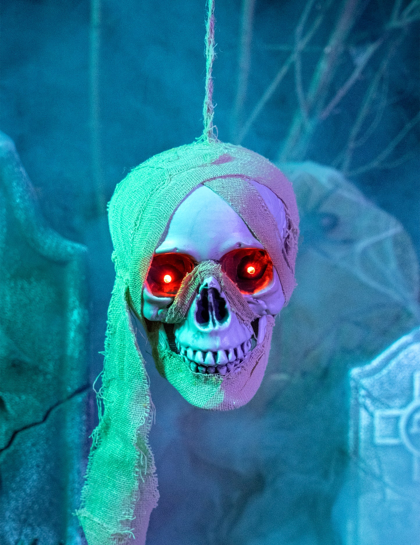 Svetlobna dekoracija lobanja in viseči gusar za obešanje 53 cm