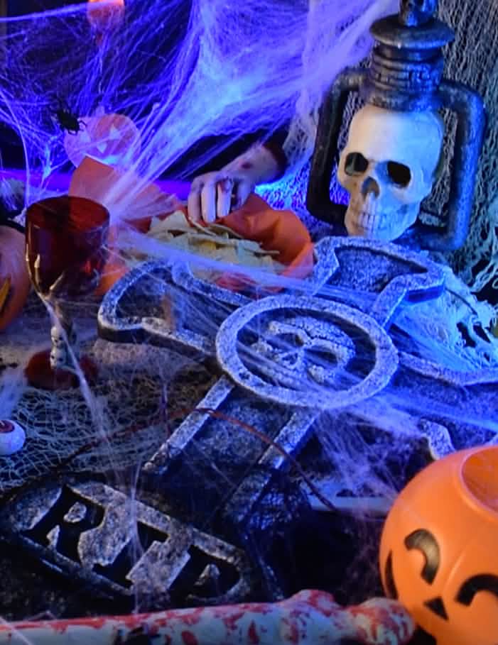 Postavitev nagrobne dekoracije s križem in lobanjo za halloween