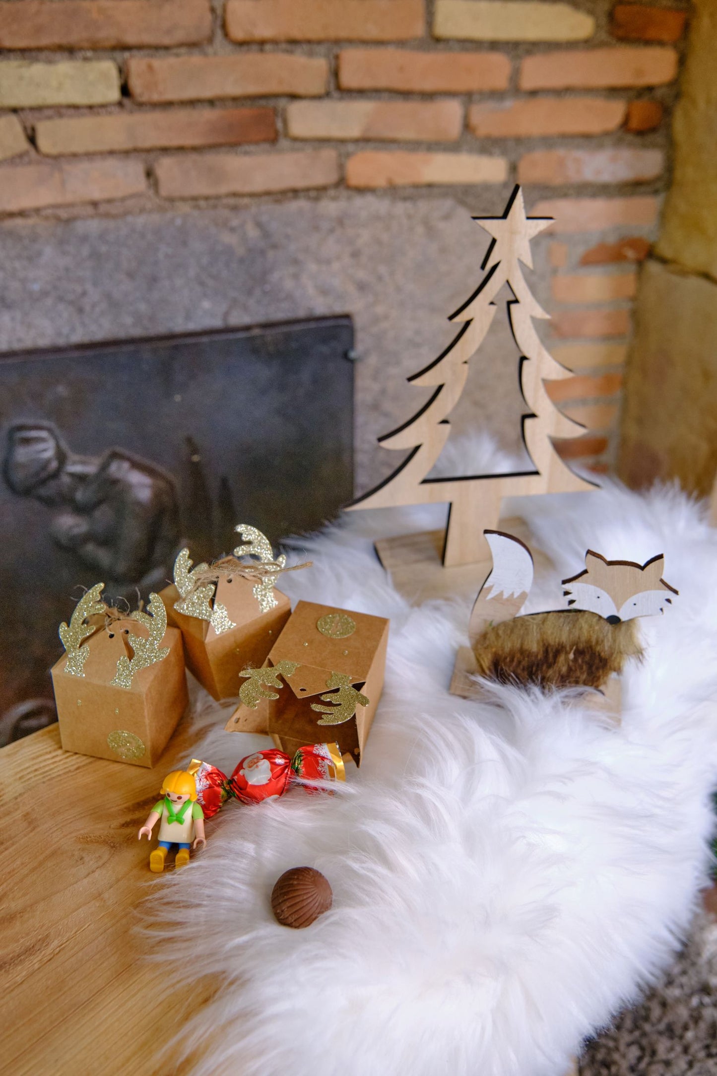 Mise en scène festive du décoration sapin de Noël en bois