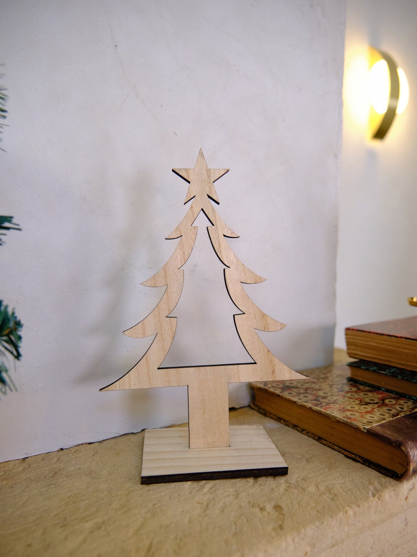 Mise en situation sur une tablette de la décoration sapin de Noël en bois