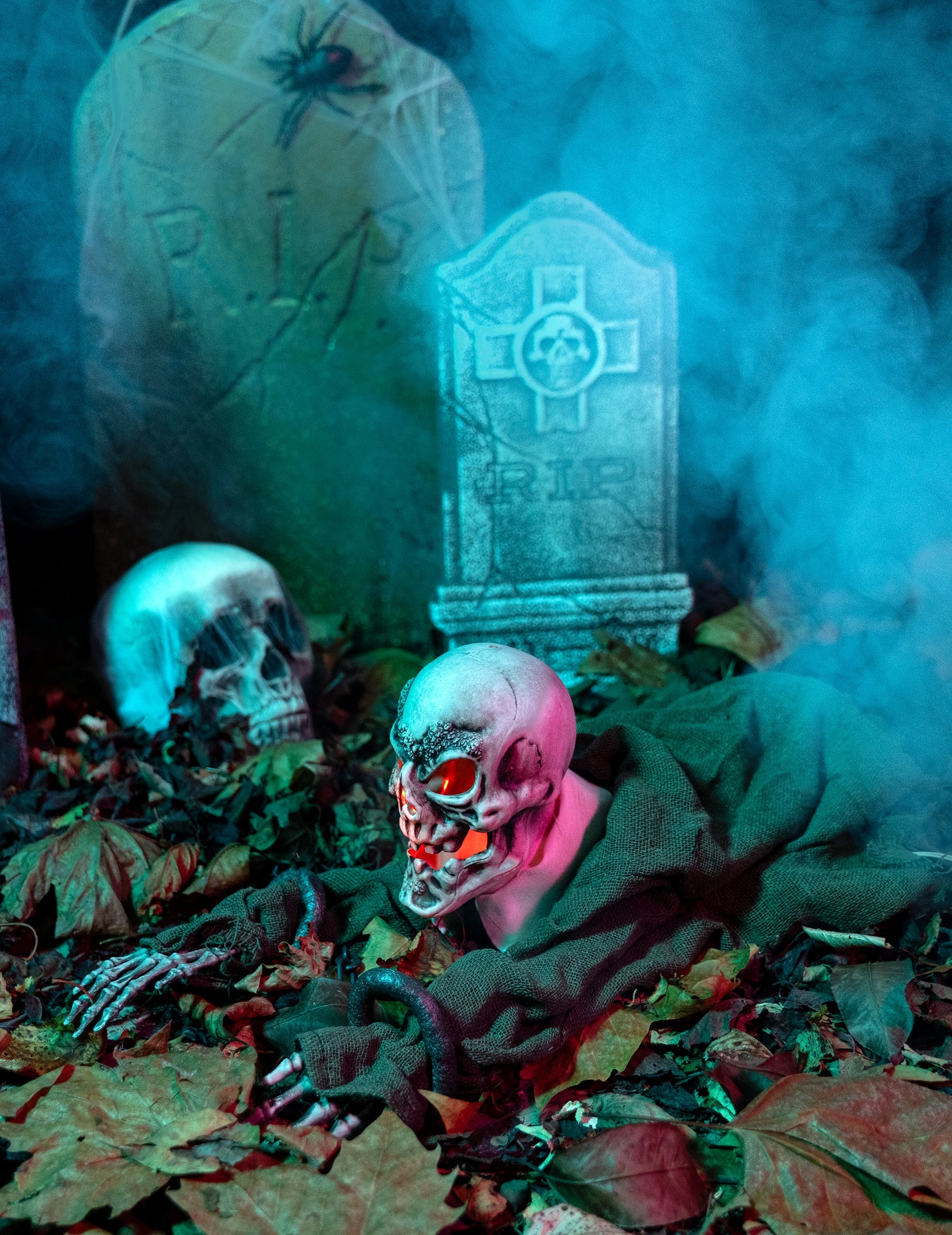Mise en situation de la décoration squelette animée lumineuse et sonore Halloween