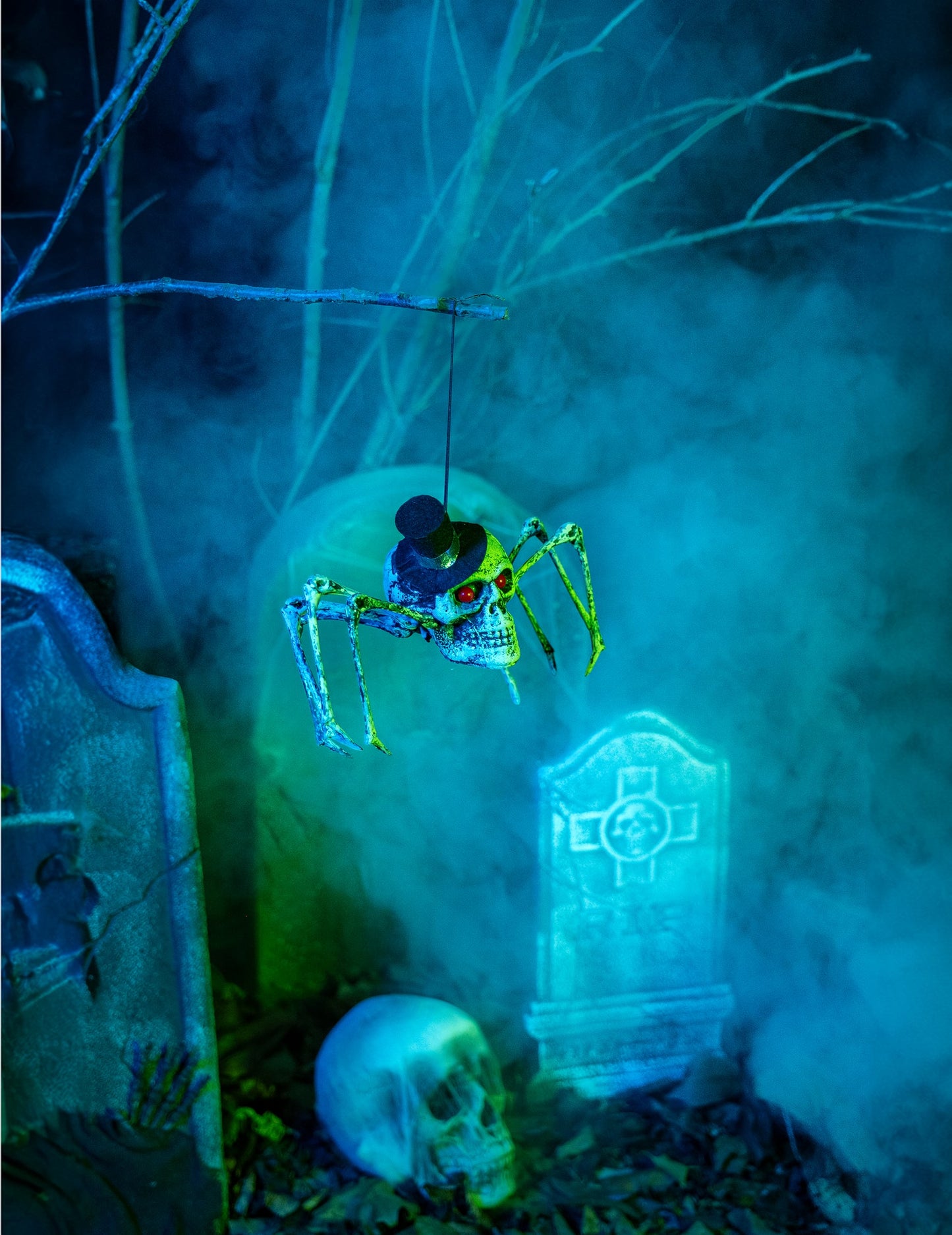 Mise en scène dans un décor de cimetière brumeux de la décoration squelette araignée Halloween
