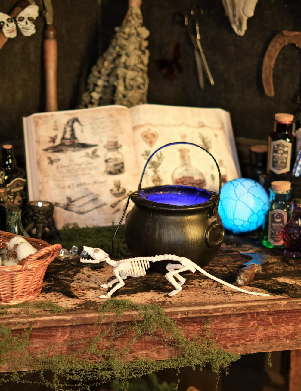 Prikaz okrasitve s skeletom podgane za halloween