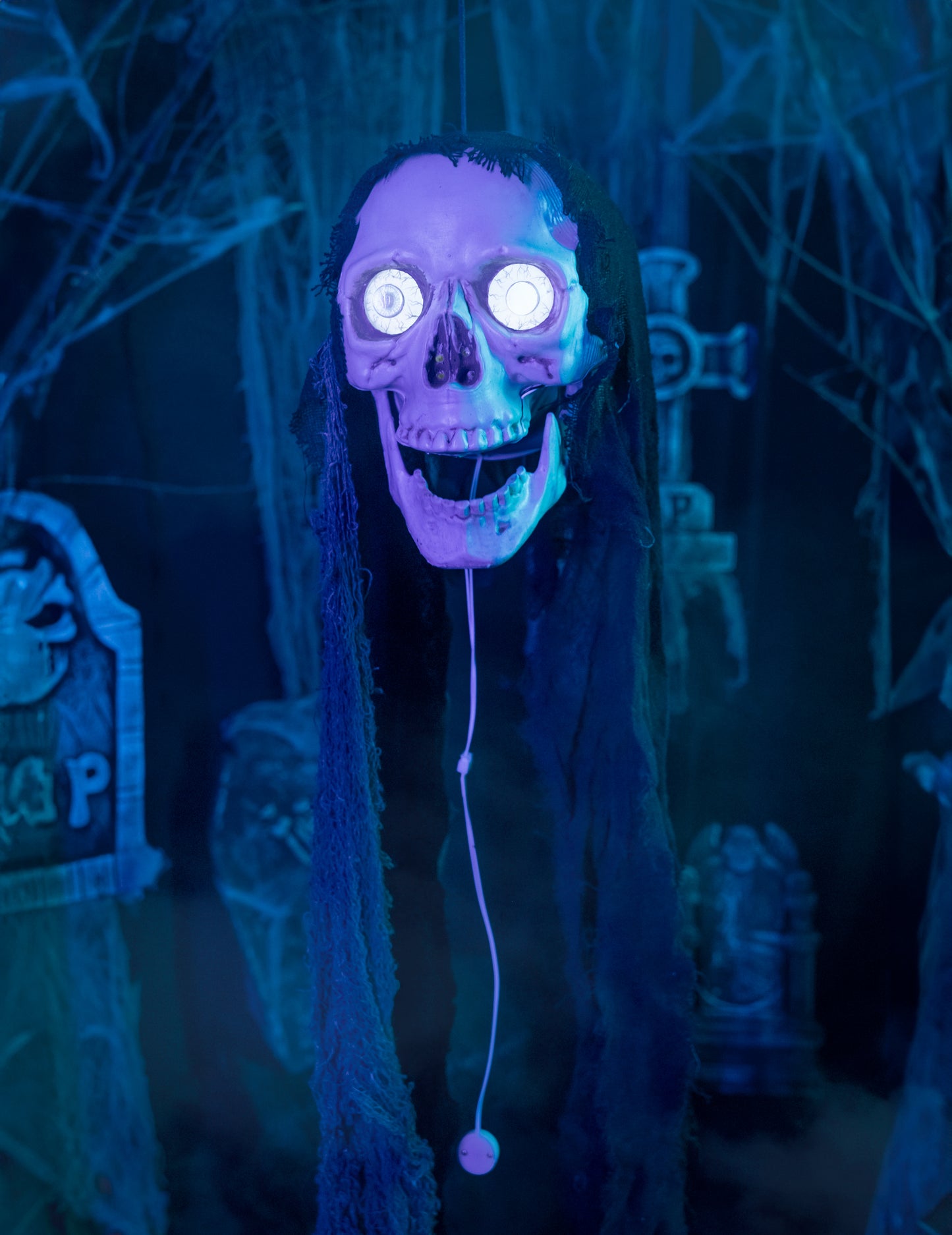 Svetlobna in zvočna animirana dekoracija lobanje 70 cm