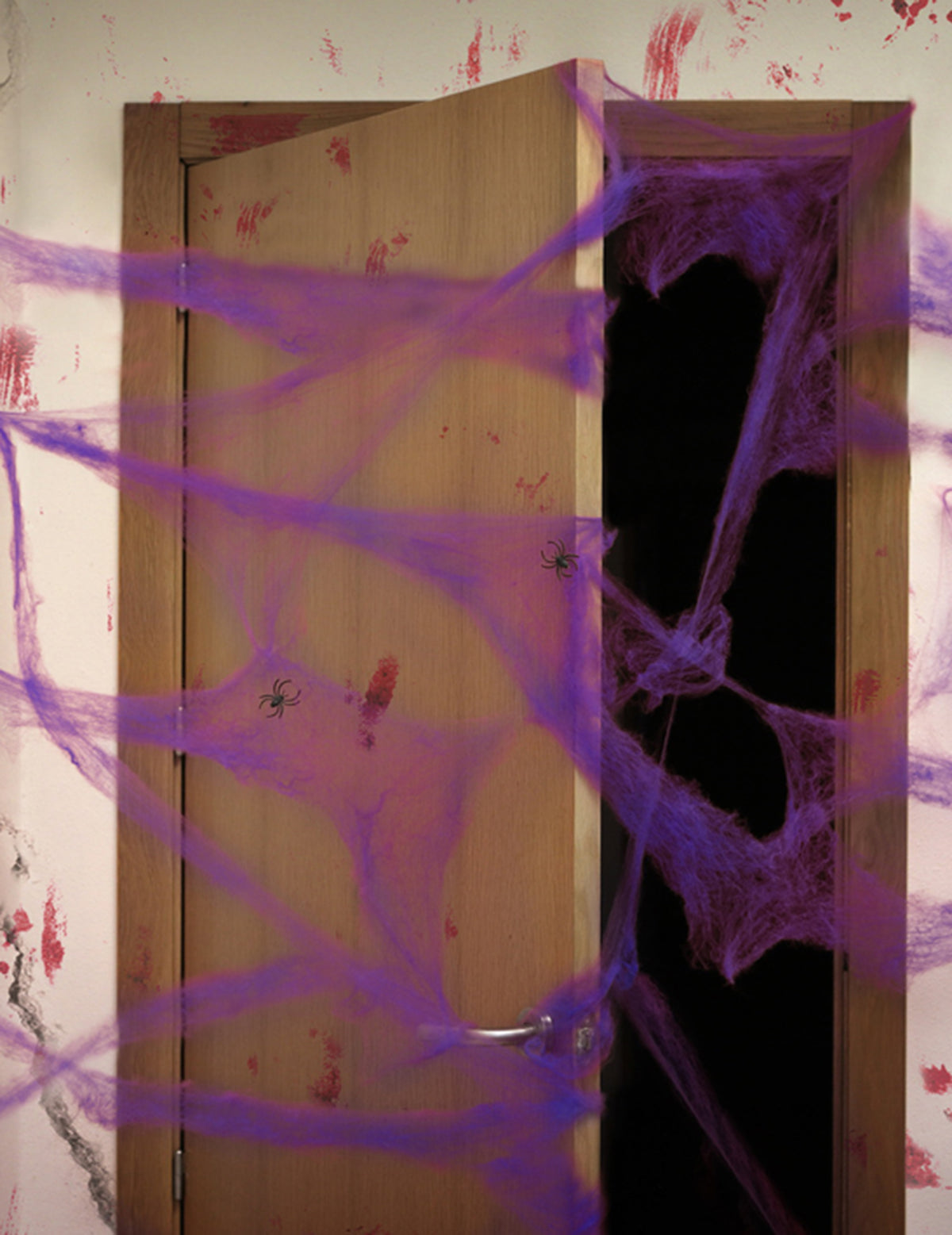 Mise en situation sur une table de la toile d'araignée Halloween pour décoration