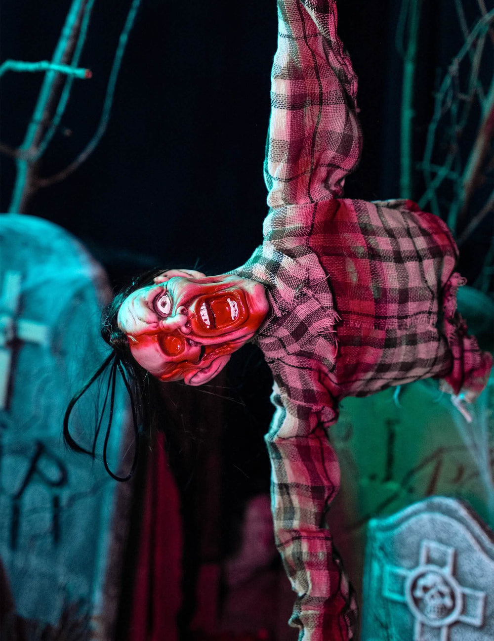 Velik plan na iznakažen obraz zombijevske dekoracije za trup za halloween