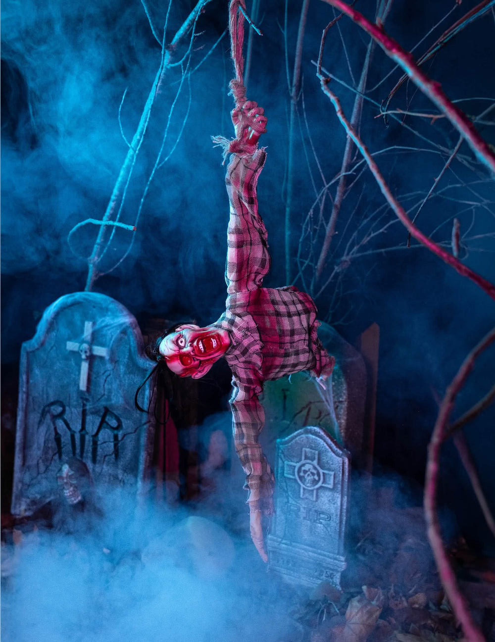 Pogled od zgoraj na visečo okrasitev zombie prsnega koša za halloween