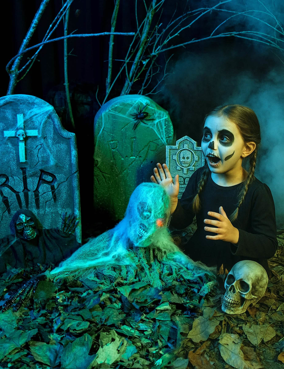 animirana dekoracija zombiji za halloween z veo in svetlečim rdeča očesom