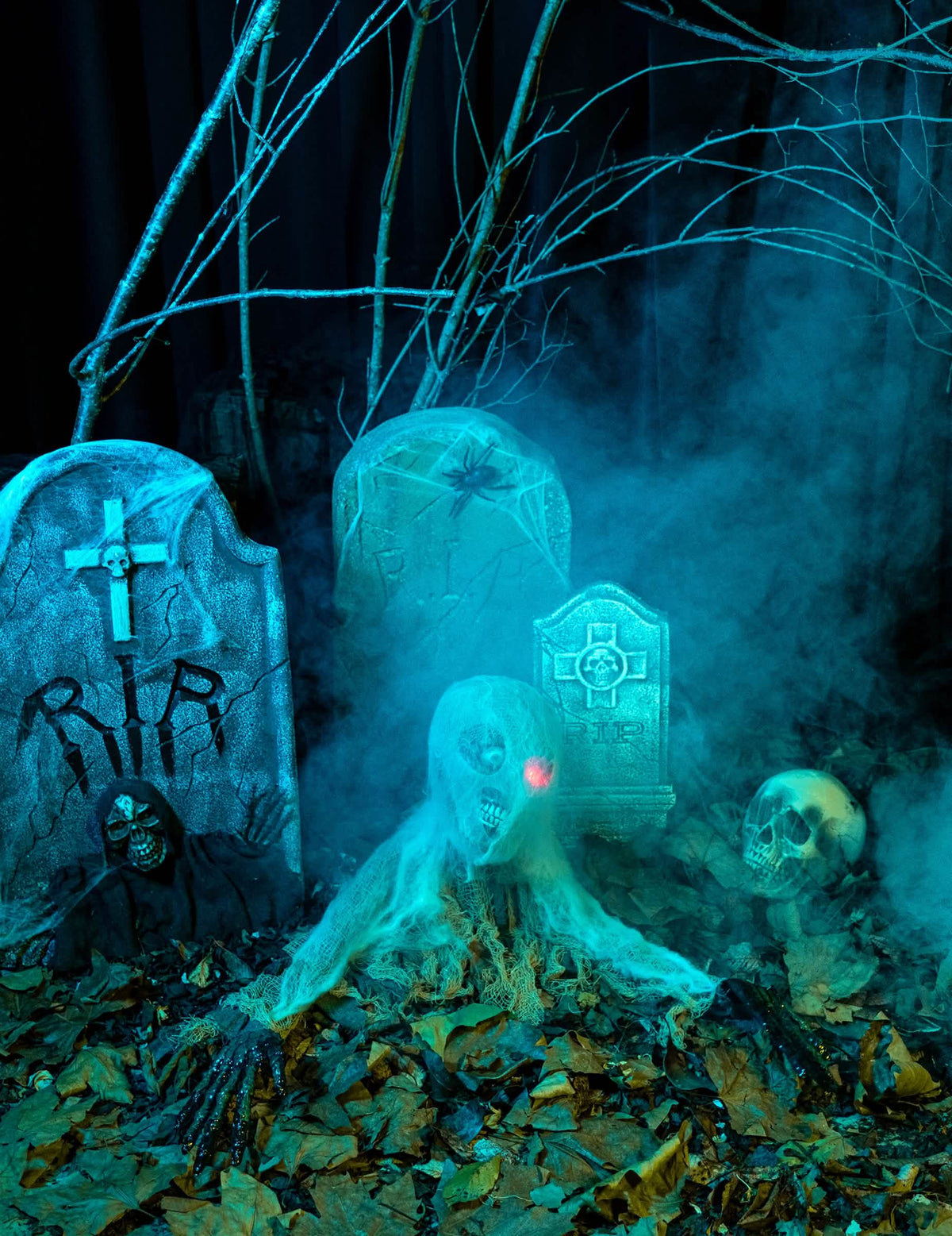 Animirana dekoracija zombiji za halloween, siva z rdečim svetlečim očesom in črnimi rokami