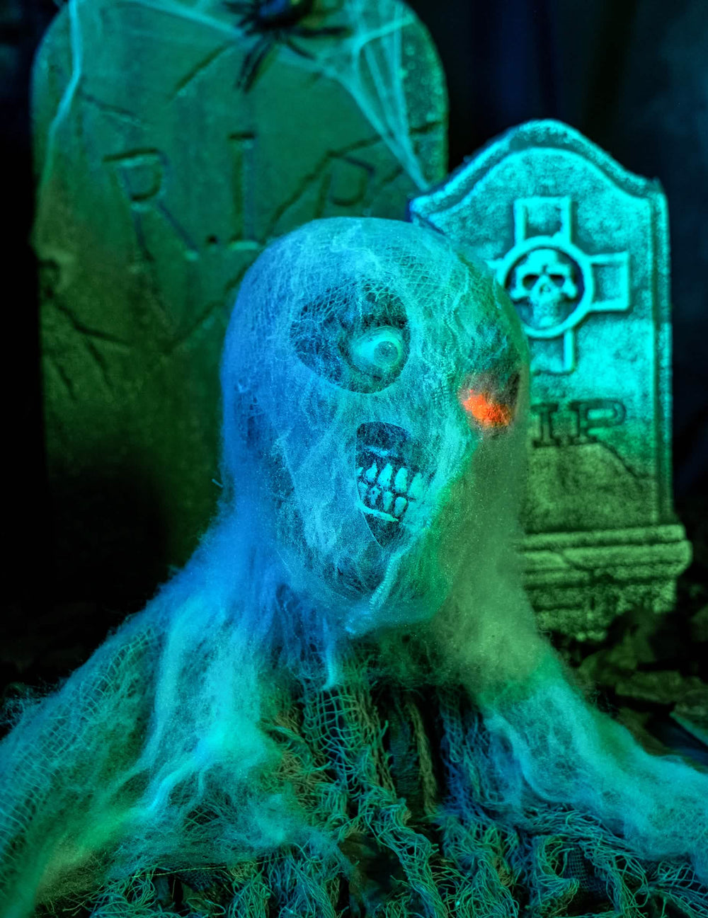 Velik plan obraza, prekrita s pajkovo mrežo, animirane zombiji dekoracije za halloween