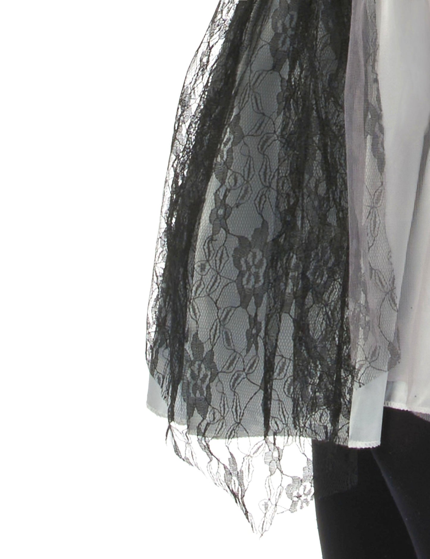 Détail de la dentelle noire du déguisement ange gothique pour fille
