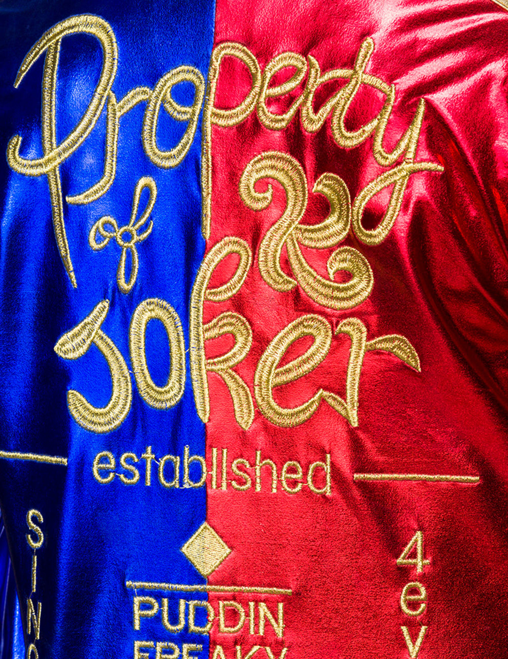 Détail de la broderie Property of Joker du déguisement arlequin fou sexy luxe