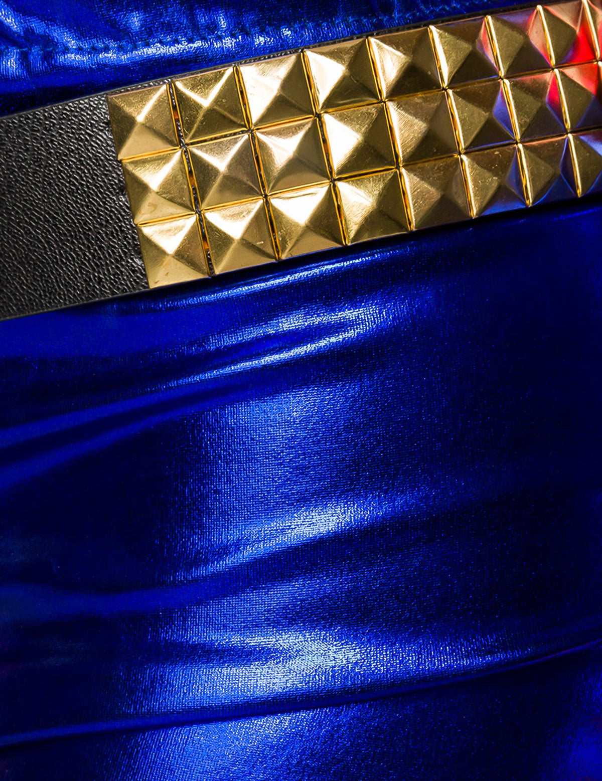 Détail de la ceinture noire à clous dorés du déguisement arlequin fou sexy luxe