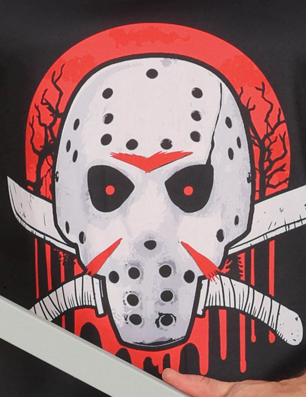Détail de l'imprimé avec masque de hockey et machettes du déguisement d'assassin pour adulte