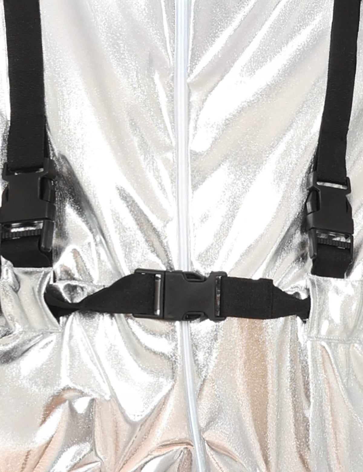 Détail des sangles et boucles noires du déguisement d'astronaute