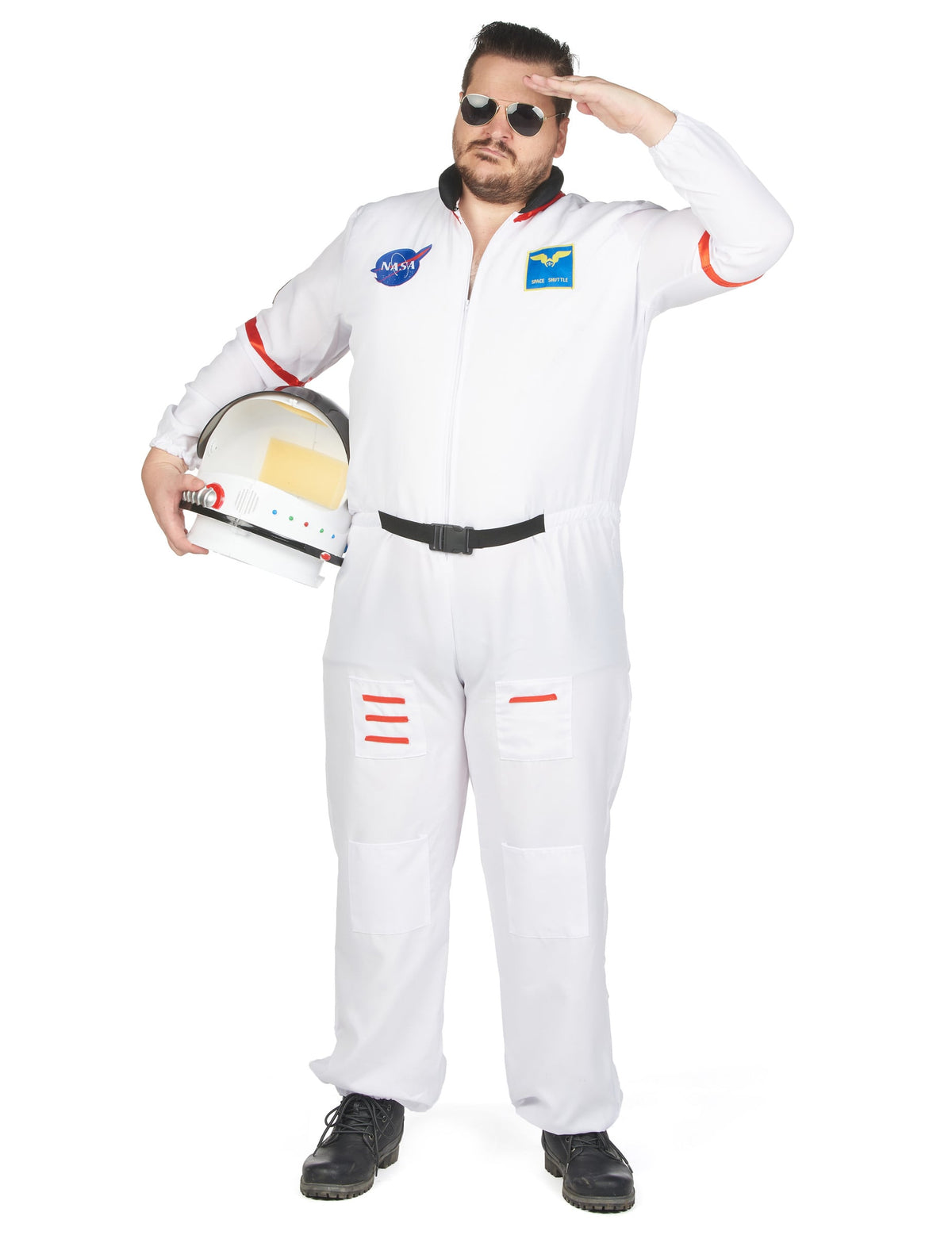 Homme faisant un salut avec le casque du déguisement d'astronaute