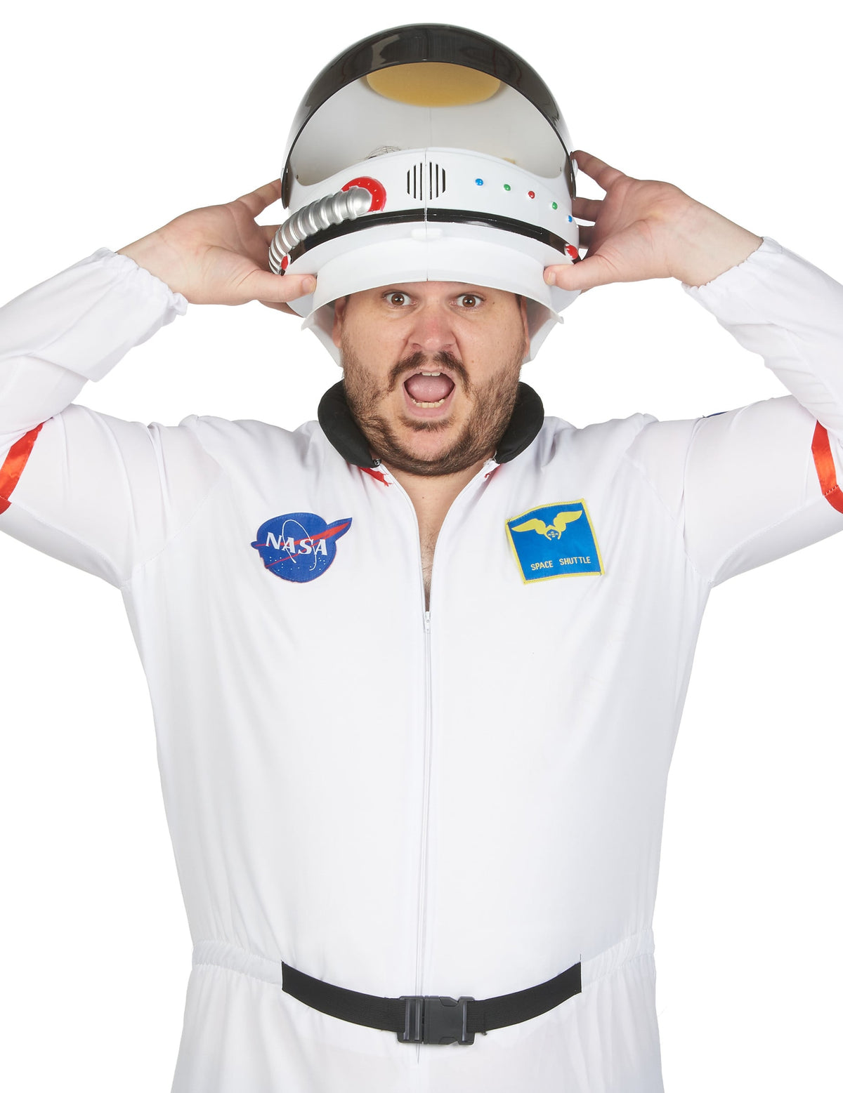 Homme tenant le casque avec une expression surprise du déguisement d'astronaute