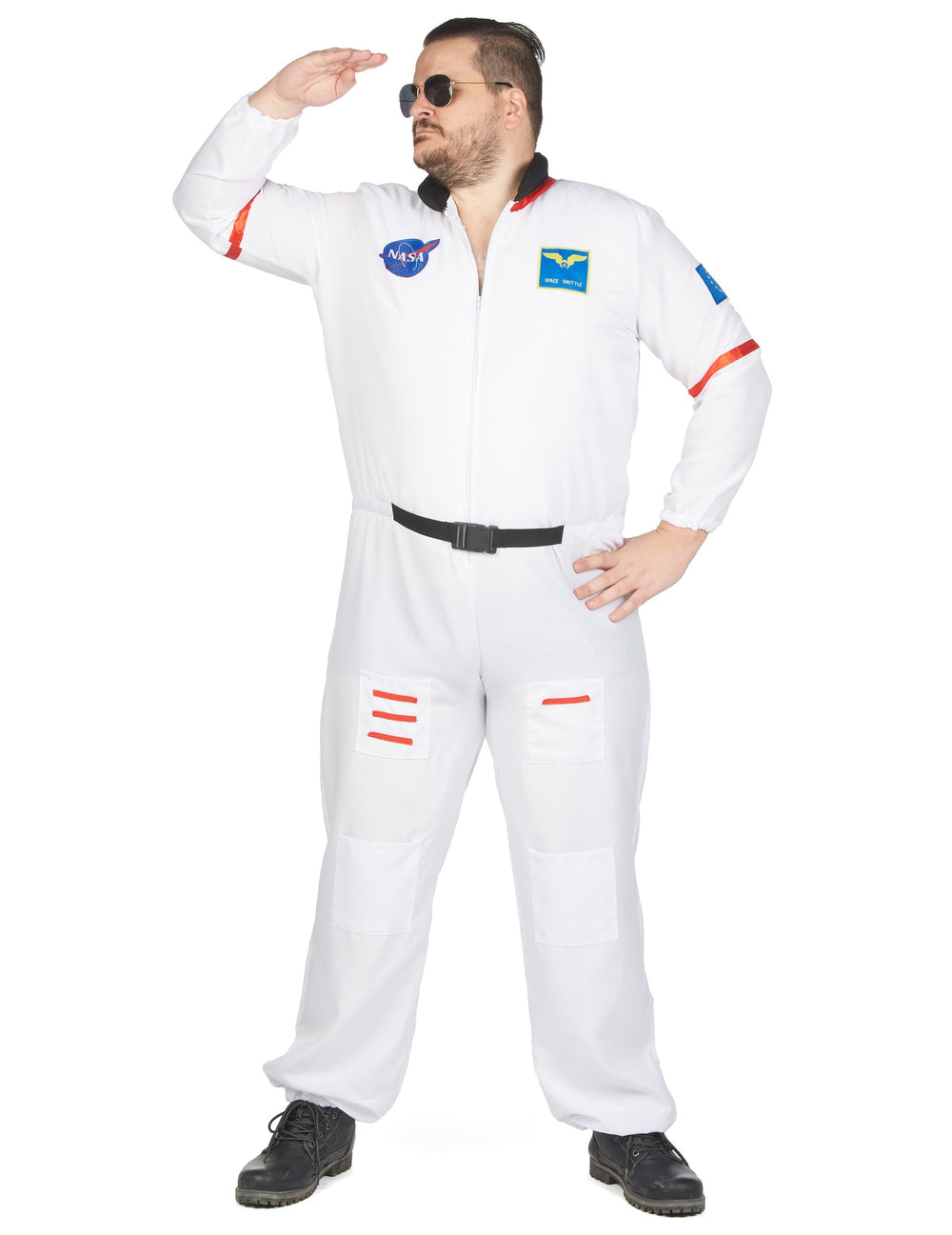 Homme faisant un salut avec des lunettes de soleil du déguisement d'astronaute