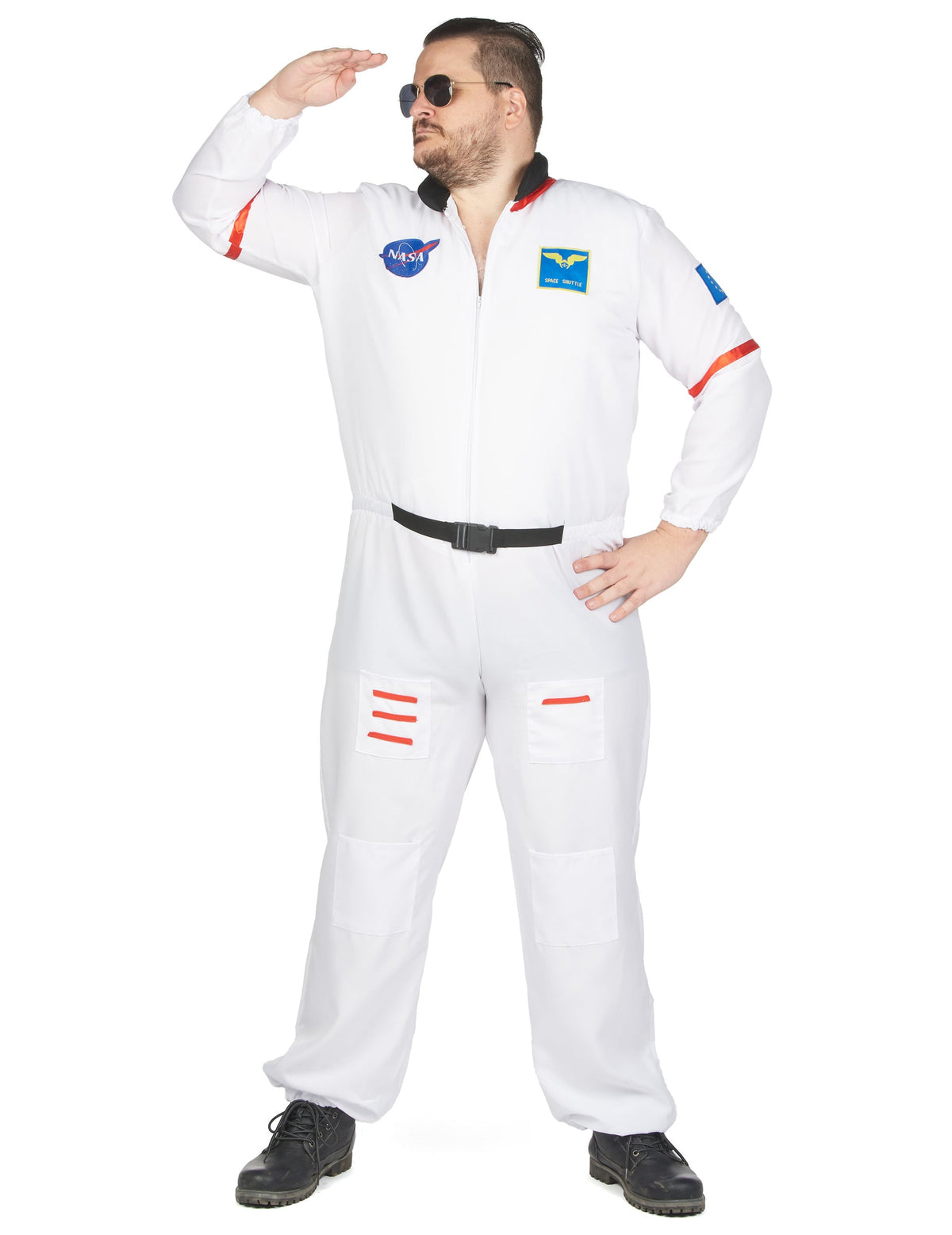 Homme faisant un salut avec des lunettes de soleil du déguisement d'astronaute