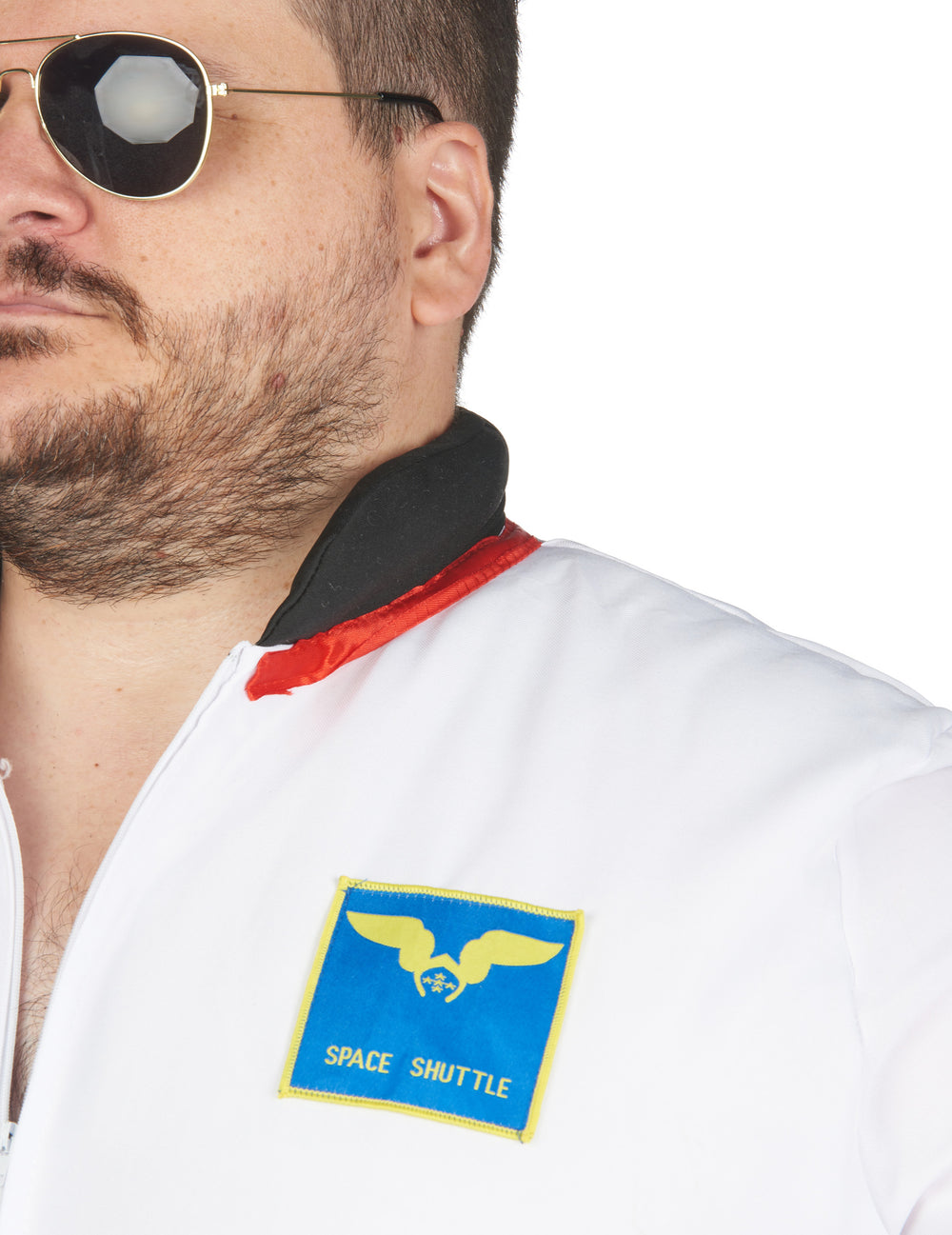 Gros plan sur le col et l'écusson du déguisement d'astronaute pour homme