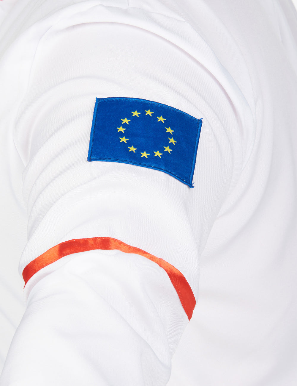 Détail de l'écusson drapeau européen sur la manche du déguisement d'astronaute