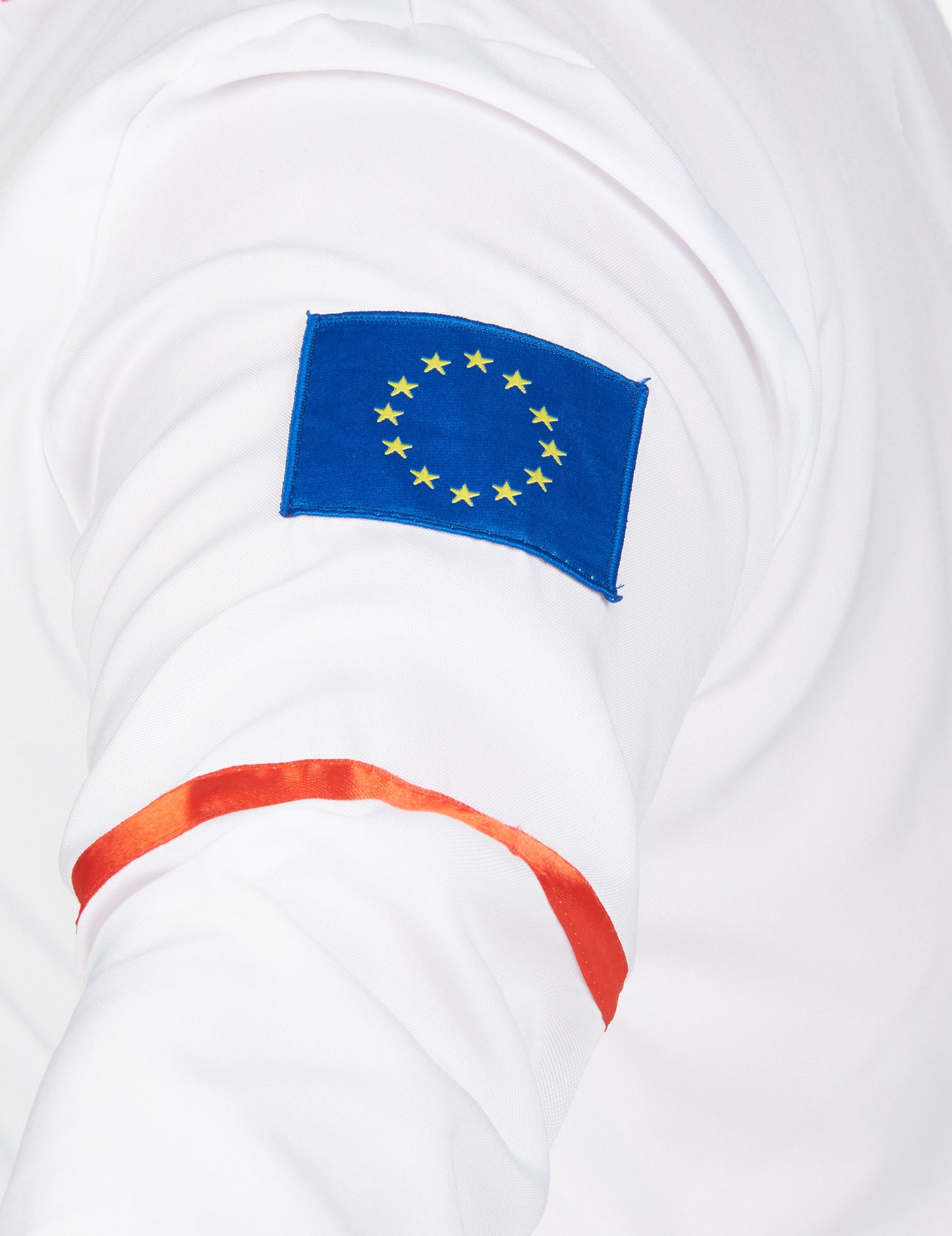 Détail de l'écusson drapeau européen sur la manche du déguisement d'astronaute