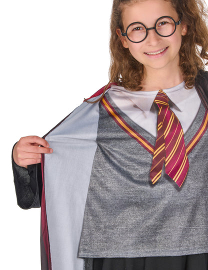 Détail de la cravate et du haut imprimés du déguisement avec accessoires Harry Potter™
