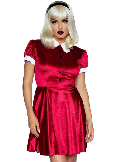 Gros plan sur le col blanc et les boutons du déguisement baby doll