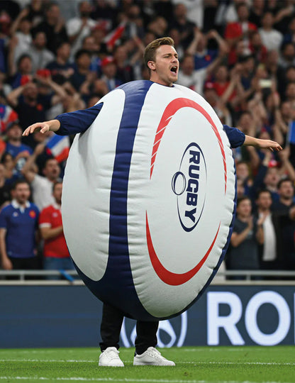 Vue de trois-quarts du déguisement ballon de rugby gonflable