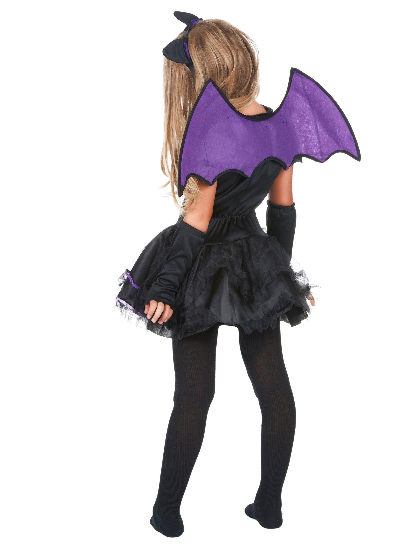 Preoblekano črno in vijolično dekle