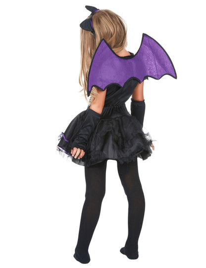 Preoblekano črno in vijolično dekle