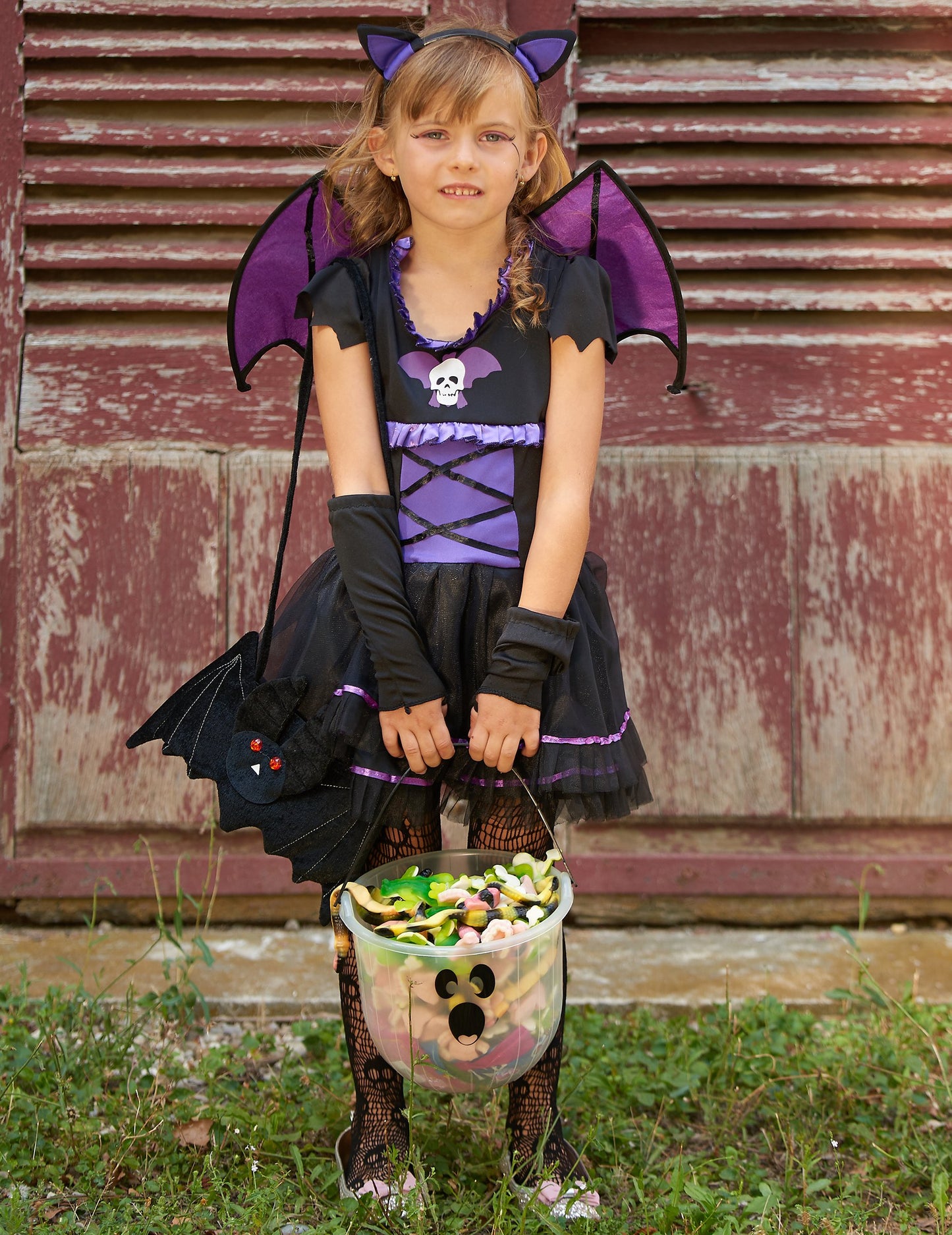 Preoblekano črno in vijolično dekle