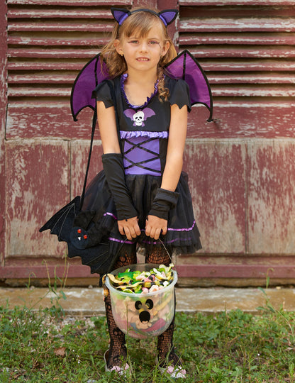 Preoblekano črno in vijolično dekle