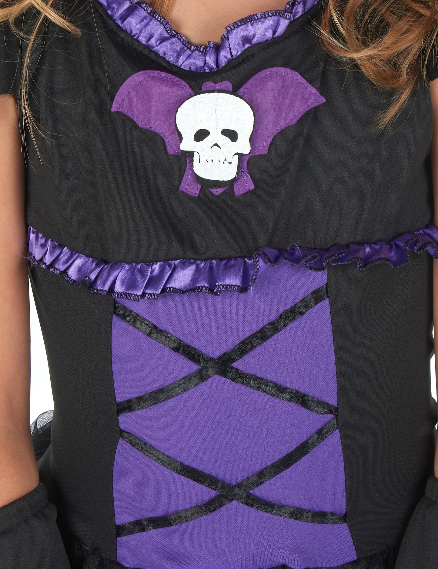 Preoblekano črno in vijolično dekle