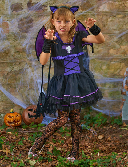 Preoblekano črno in vijolično dekle