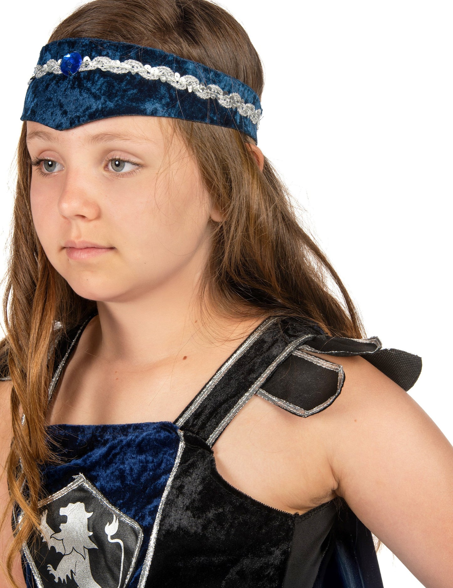 Gros plan sur le bandeau et les épaulettes du déguisement de chevalier lion royale