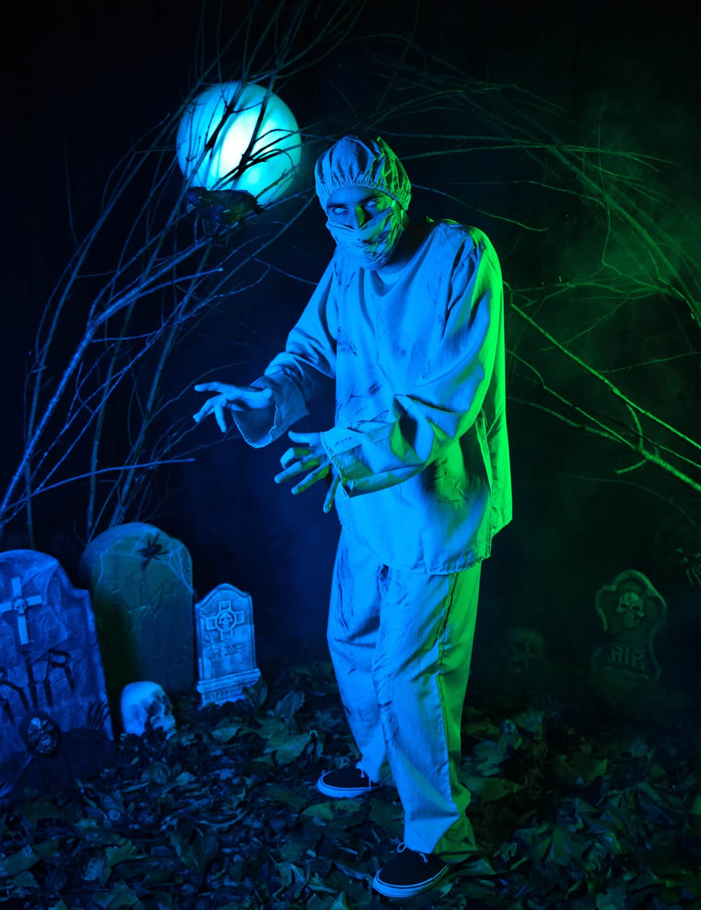 Prikaz preobleke zombijskega kirurga