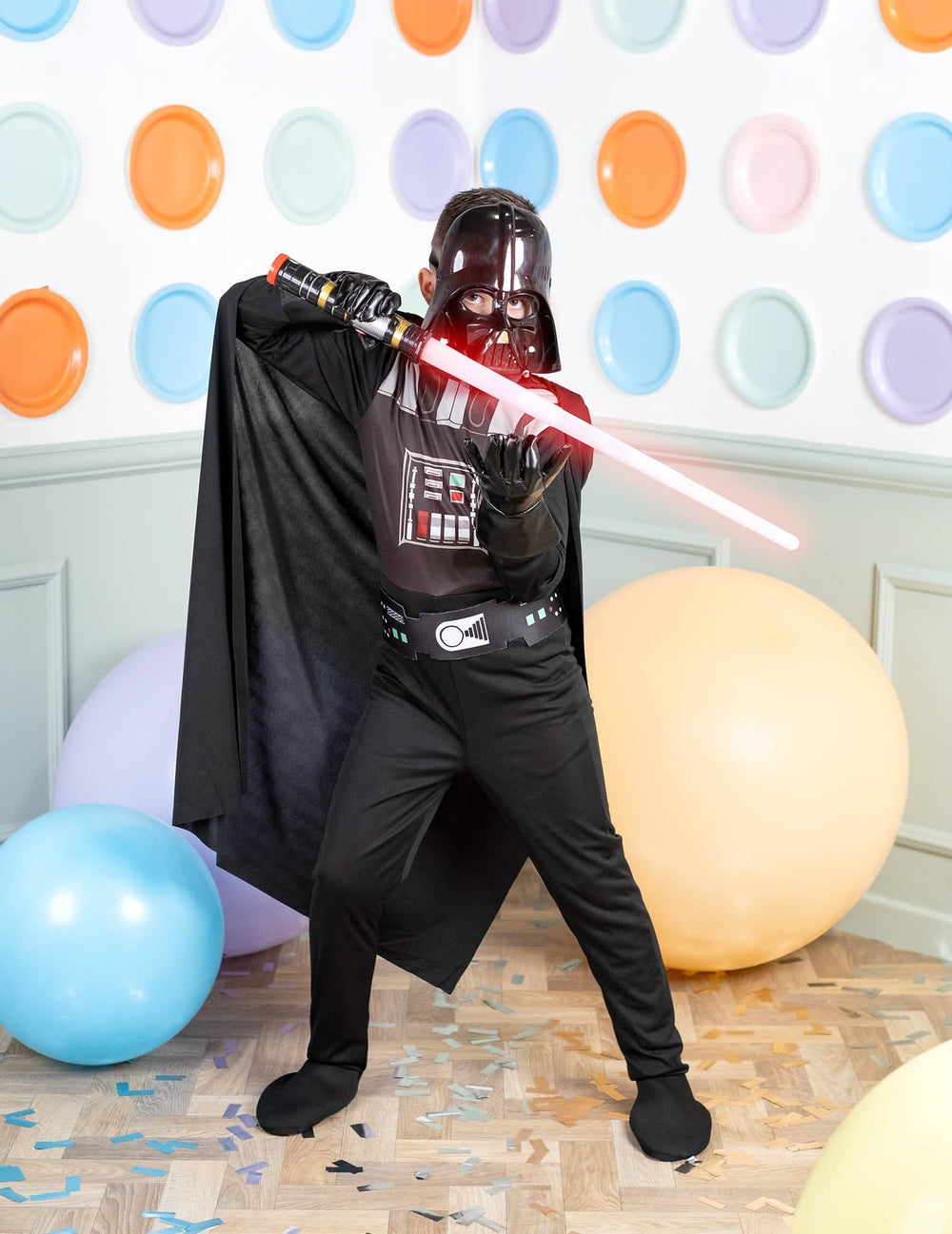 Poza v akciji z laserskim mečem klasične preobleke Darth Vader za dečka