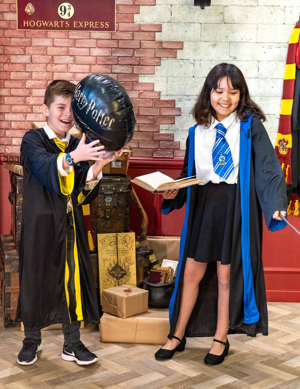 Prizor z dodatki klasičnega kostuma Serdaigle Harry Potter™