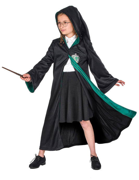Vue de face avec baguette du déguisement classique Serpentard Harry Potter™