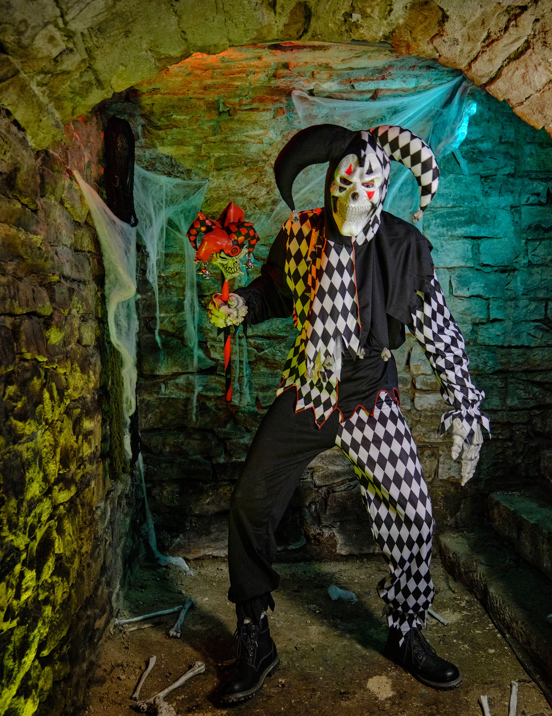 Mise en situation du déguisement clown Arlequin d'Halloween pour homme
