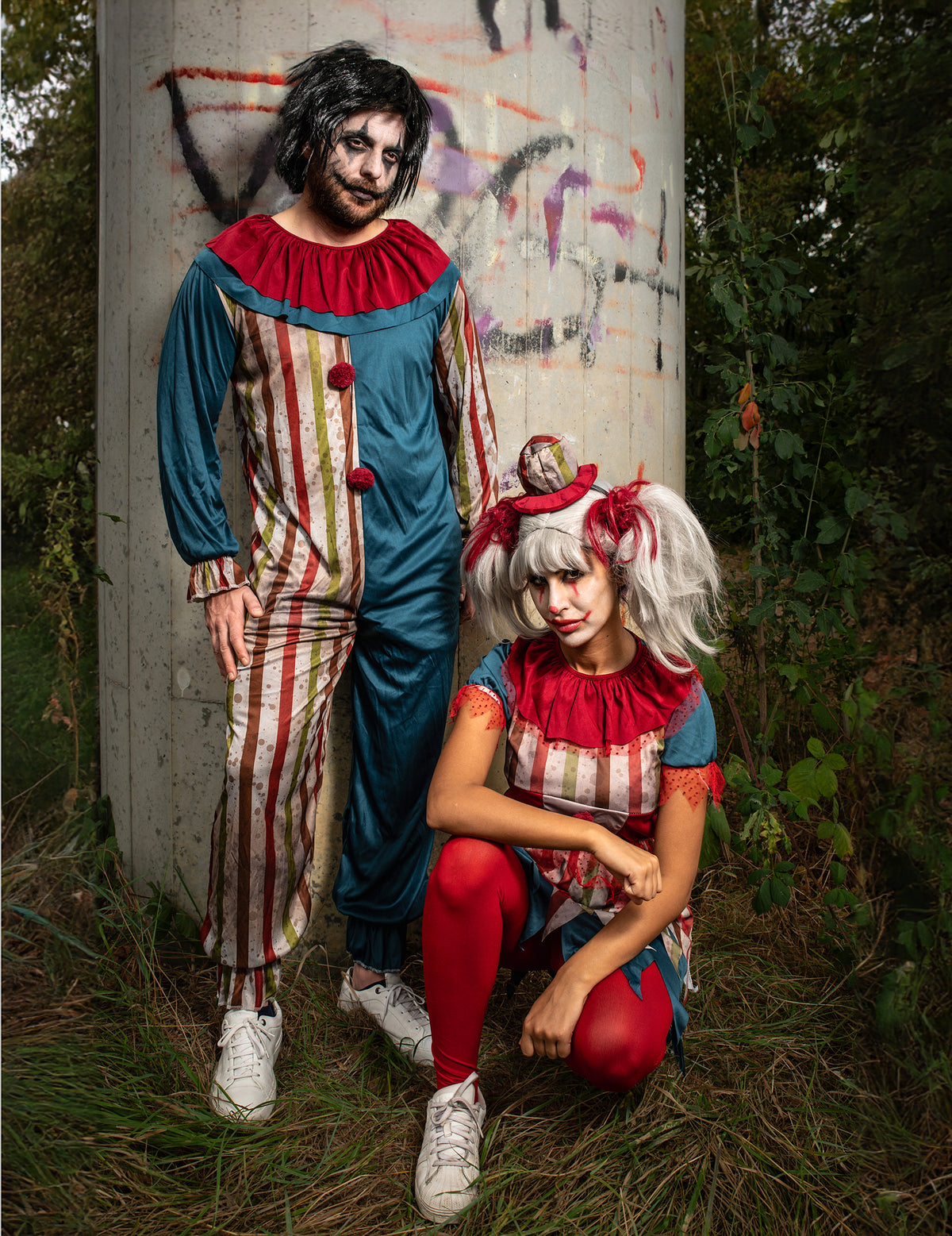 Mise en scène en duo du déguisement clown tueur coloré Halloween