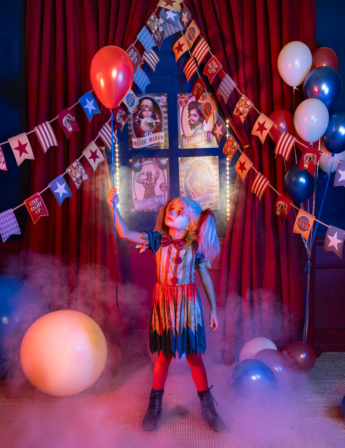 Mise en situation avec ballon et brouillard du déguisement clown tueur coloré Halloween pour fille