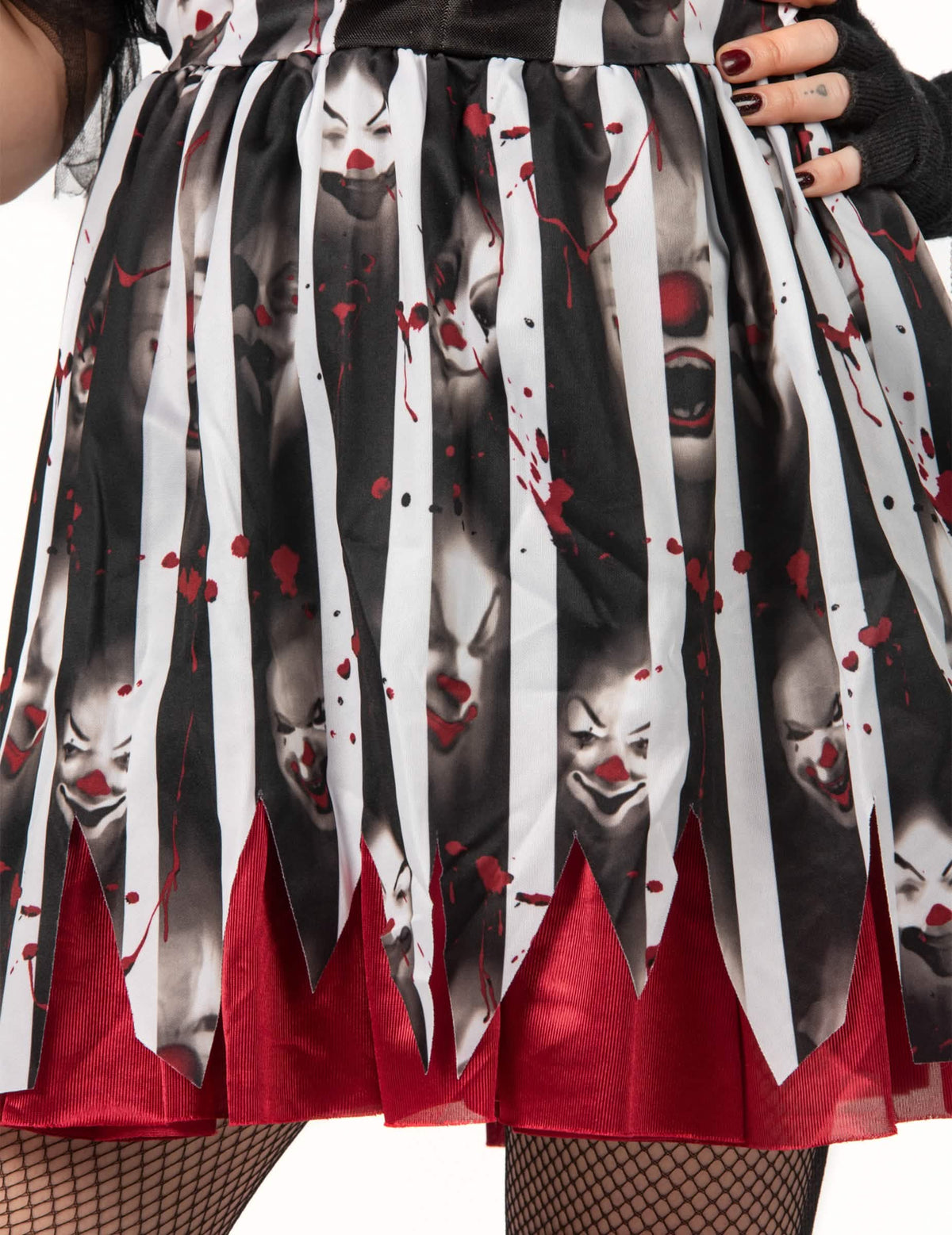 Détail de la jupe à rayures et imprimés visages de clowns du déguisement de clown dément luxe