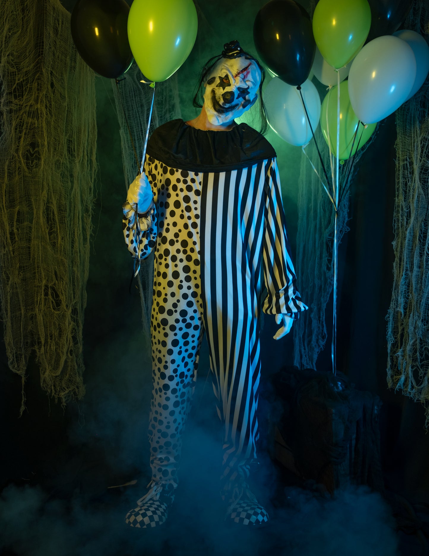 Odrasli črno -beli pošastni klovnski kostum