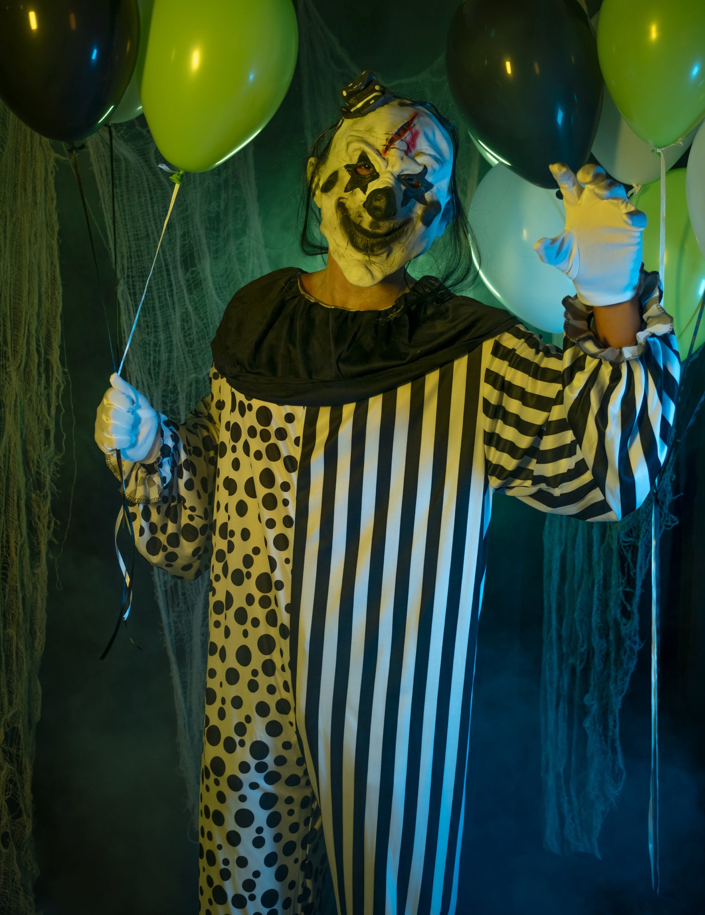 Odrasli črno -beli pošastni klovnski kostum