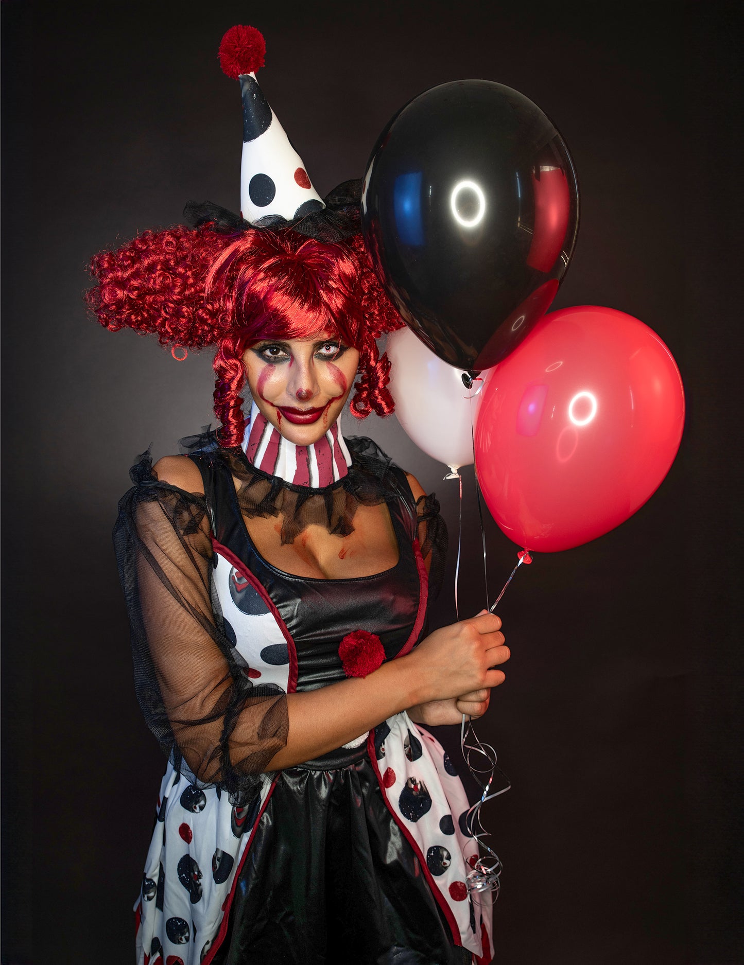 Gros plan sur le maquillage et la perruque du déguisement de clown psycho pour femme