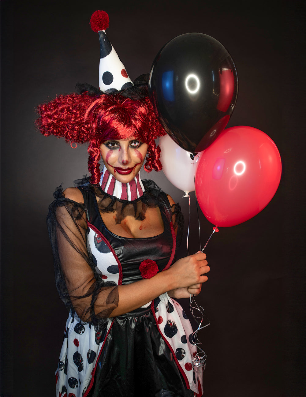 Gros plan sur le maquillage et la perruque du déguisement de clown psycho pour femme